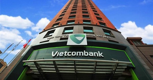 Nhiều người dân xếp hàng từ 3h sáng, Vietcombank triển khai đăng ký mua vàng SJC online từ hôm nay 12/6