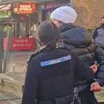 Người phụ nữ bị cảnh sát lục soát người, bắt giữ vì cho chim bồ câu trên phố ăn