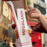 Highlands Coffee bán lại trà sen vàng, trà vải ở một số cửa hàng