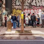 Phong trào xếp hàng để mua đồ ăn gây sốt