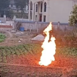 Cánh đồng gần trường học bỗng xuất hiện đám cháy lạ trong nhiều ngày liền, vẫn bùng lên cả khi trời mưa