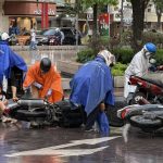 Trời mưa, nhiều xe trượt ngã trên phố đi bộ Nguyễn Huệ