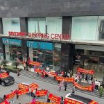 Dân chung cư Hà Nội dàn ô tô băng rôn đòi ‘sổ đỏ’