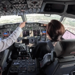 Vua và Hoàng hậu Thái Lan tự lái chuyên cơ hoàng gia thăm Lào