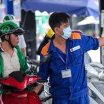 Lao dốc 15%, xăng trong nước sát mốc 30.000 đồng/lít