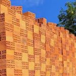 Giá xăng dầu tăng, vật liệu xây dựng leo thang, nhà xe dè dặt tăng cước