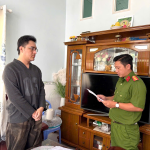 Thi hành lệnh bắt tạm giam, khám xét nơi ở của nhân viên ngân hàng Diệp Văn Vĩnh