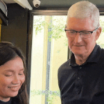 Biểu cảm của Tim Cook khi thấy AI giả chính mình