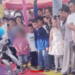 Robot hình người đá người xem bị thương, thế giới cần cảnh giác đến đâu trước những điều chúng ta chưa biết?