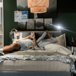 Giới trẻ chia giường với người lạ để “tồn tại” giữa áp lực kinh tế