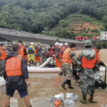 Bão Saudel gây mưa lớn, lũ cuồn cuộn trên đường phố Trung Quốc
