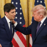 Ông Trump bất ngờ lên tiếng bảo vệ Chủ tịch FED, đổ lỗi cho Hội đồng thống đốc về quyết định tăng lãi suất