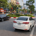 Vào vòng xuyến, nhường xe bên trái hay bên phải mới đúng luật?