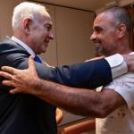 Mặc áo dính máu gặp Thủ tướng Israel, kể chuyện chặn cơ phó cướp máy bay