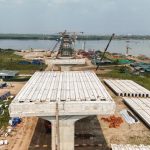 Toàn cảnh lắp ghép những phiến dầm ngang đầu tiên cầu Hồng Hà